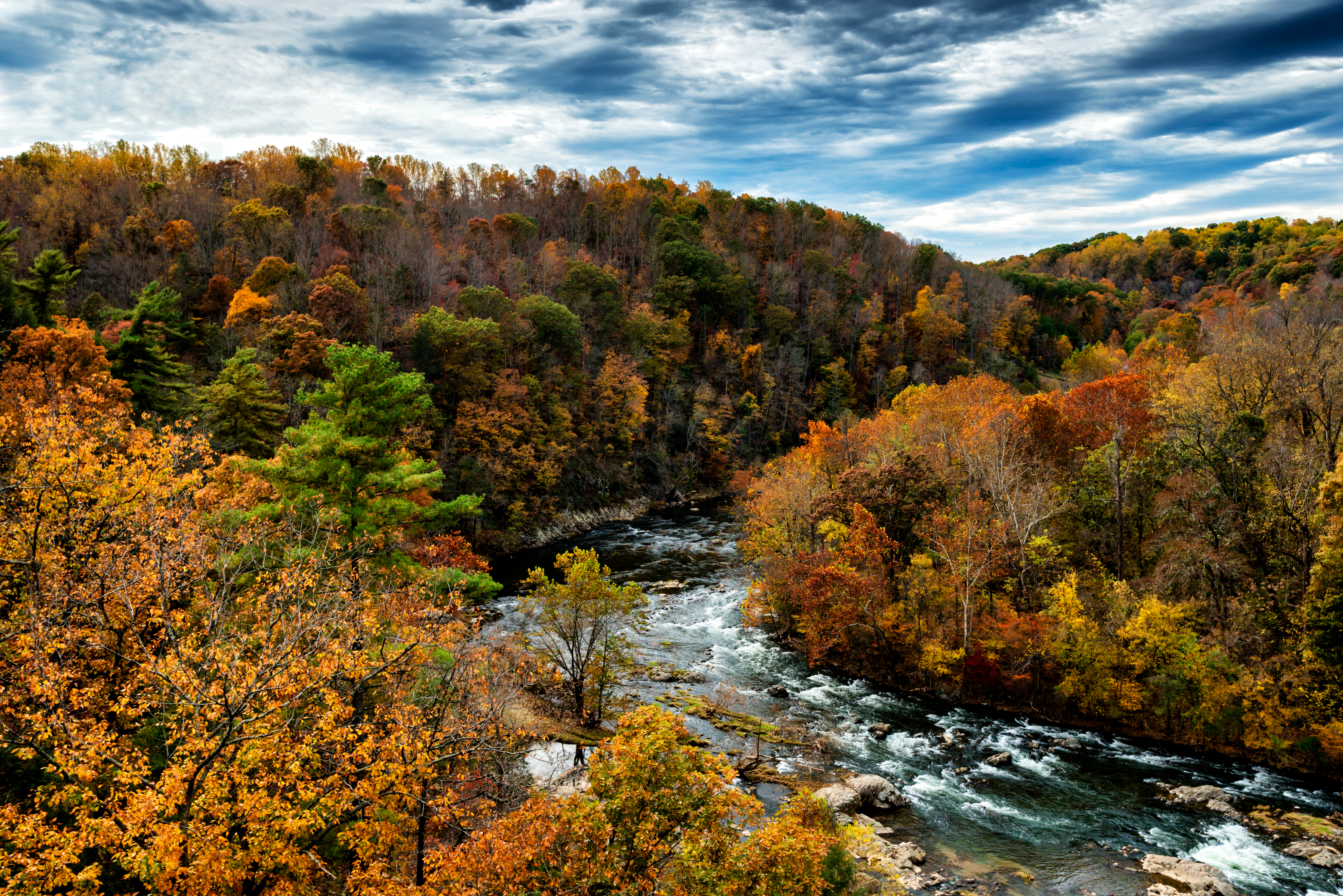 The,Roanoke,River,Cloaked,In,Autumn,Beauty,Along,The,Blue